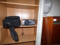 *MEC Multi Sync VT540 LCD Projector with Screen