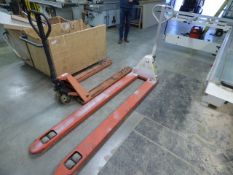 *685x1200 Pallet Truck