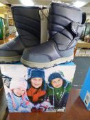 *Pair of Children's Khombu Navy Boots Size 2