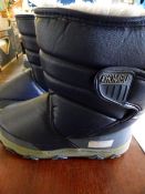 *Pair of Children's Khombu Navy Boots Size 3