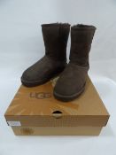 *UGG CLASSIC SHORT BOOT - SIZE 4.5 BROWN