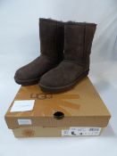 *UGG CLASSIC SHORT BOOT - SIZE 6.5 CHOCOLATE