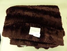 *FAUX FUR REVERSIBLE THROW