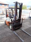 *Nissan 2.5 LPG Fork Lift Truck Model UJ02A25U 2153 Hours complete with Side Shift and Solid