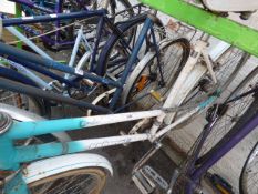 Universal ladies traditional cycle (green and white)