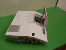*Hitachi ED-A220N LCD Projector