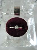 18cT Ring with Solitaire Diamond