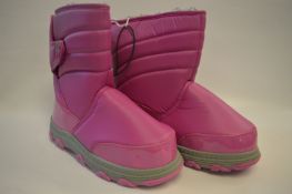 *PAIR OF CHILDREN'S SNOWBOOTS (PINK) SIZE: 5M