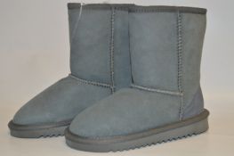 *PAIR OF CHILDREN'S UGG STYLE BOOTS (GREY) SIZE: 12
