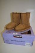 *PAIR OF CHILDREN'S SHEEPSKIN UGG STYLE BOOTS (CHESTNUT) SIZE: 9