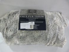 *FAUX FUR REVERSIBLE THROW