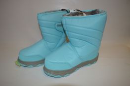 *PAIR OF KHOMBU LADIES SNOWBOOT (LIGHT BLUE) SIZE:2M