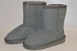*PAIR OF CHILDREN'S UGG STYLE BOOTS (GREY) SIZE: 12