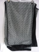 *LADIES REVERSIBLE THROW (BLACK AND WHITE)