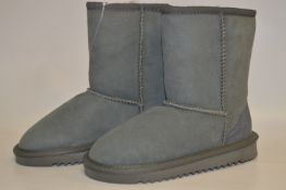 *PAIR OF CHILDREN'S UGG STYLE BOOTS (GREY) SIZE: 12