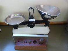 *Set of Avoirey Balance Scales to Weigh 2Lbs