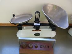 *Set of Avoirey Balance Scales to Weigh 2Lbs
