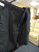 *Pair of Men's Checked Shorts Size: 38