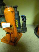 Two 1 Tonne Bottle Jacks