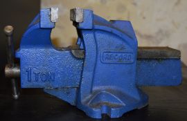 1 x Record 1 Ton Bench Mounted Vice - Ref: KH057 / SHD - CL168 - Location: Flintshire CH6 - There is