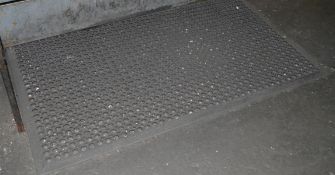 9 x Anti Slip Drainage Floor Mats - CL202 - Location: Worcester WR14