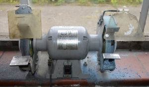 1 x SIP 8 Inch Bench Grinder - Dual Disc - 3/4 HP 560w, 3000rpm, 230v - CL202 - Ref EN039 -