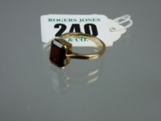 A nine carat gold ring set with a large garnet, 3.3 grms total
