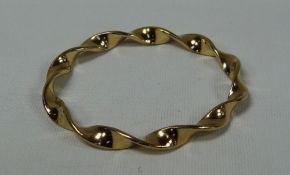 18ct GOLD HALLMARKED HEAVY BANGLE, 32gms