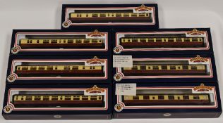 A SELECTION OF 7 BACHMANN 00 GAUGE PASSENGER COACHES