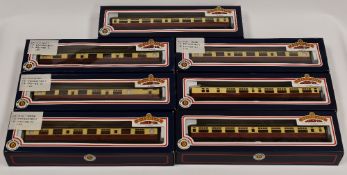A SELECTION OF 7 BACHMANN 00 GAUGE BR CRIMSON/CREAM PASSENGER COACHES