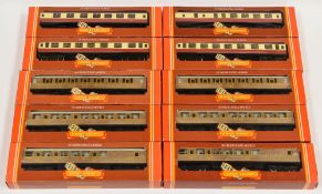 A SELECTION OF 10 HORNBY 00 GAUGE PASSENGER COACHES