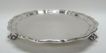 A SILVER SALVER with fluted border on scroll feather feet, Sheffield 1918, 10ozs