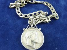 A WHITE METAL LINK NECKLACE WITH A WHITE METAL NAPOLEONIC MEDALLION - 'Le Senat et Le Peuple'