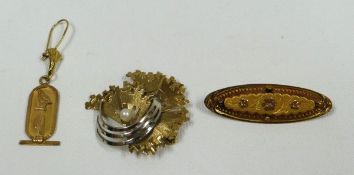 A MODERN 9CT GOLD ABSTRACT BROOCH with single pearl, 4.3gms together with an antique bar brooch (