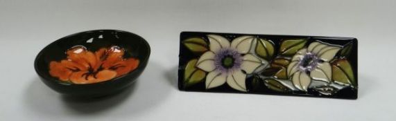 A MOORCROFT 'HIBISCUS' FOOTED DISH & BOXED MOORCROFT FLORAL COLLECTION SIGN