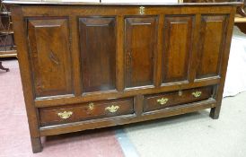 AN ANTIQUE OAK MULE CHEST, the five plank moulded edge semi-lift up top over a five chamfered