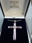 A 925 SILVER FINE LINK NECK CHAIN with decorative crucifix pendant, 9 grms