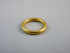 A TWENTY TWO CARAT GOLD NARROW WEDDING BAND, 4.7 grms