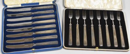 A CASED SET EIGHT SILVER HANDLE TEA-KNIVES & SIMILAR SET OF FORKS
