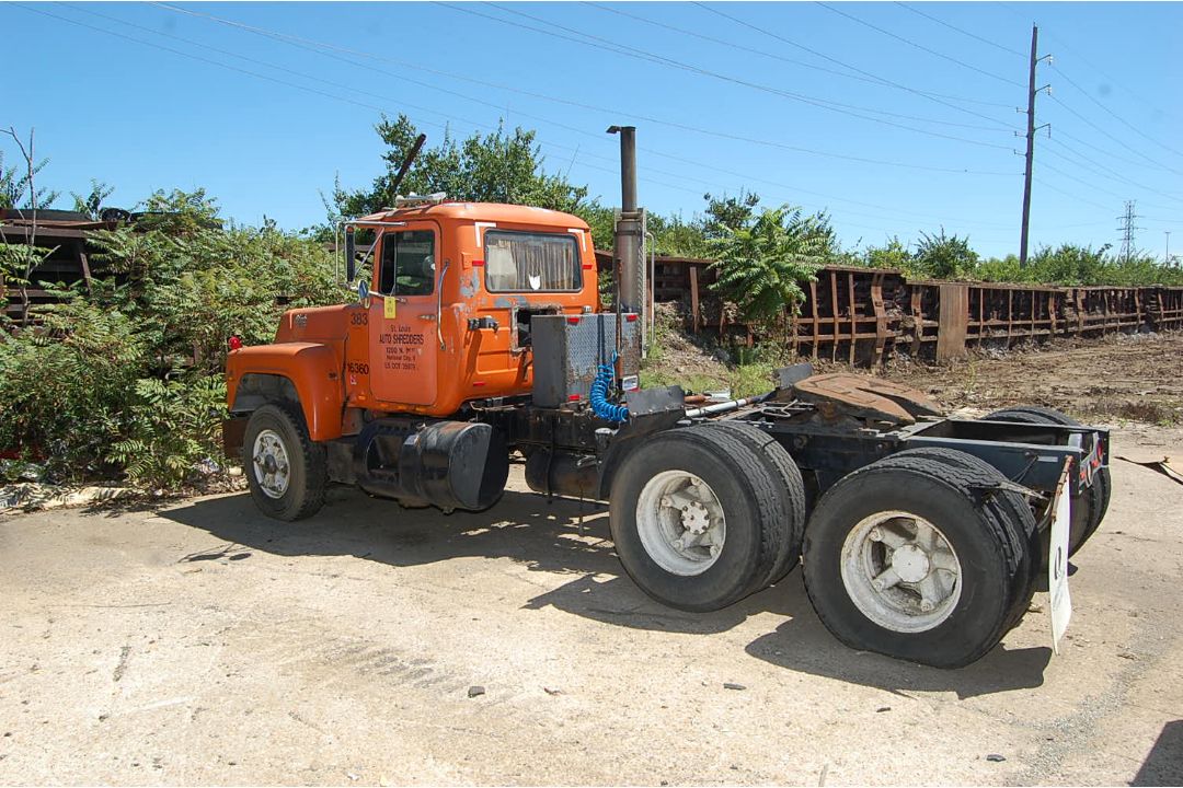 Mack Econoline Truck Tractor, VIN #IM2N27742KW010738, Diesel, ID #383 - Image 1 of 2