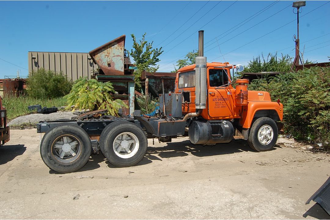 Mack Econoline Truck Tractor, VIN #IM2N27742KW010738, Diesel, ID #383 - Image 2 of 2