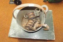 Jam pan together with two heavy duty pulleys
