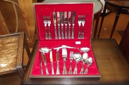 Cased canteen of cutlery