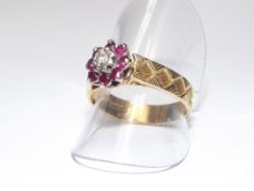 18ct yellow gold ring with 8 red stones surroundin