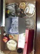 Assorted costume jewellery and trinkets