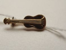 9 carat gold pin brooch in the form of a guitar
