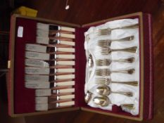 Cased canteen of cutlery