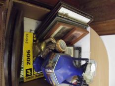 Box of pictures, prints and others