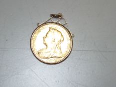 1901 full sovereign with mount. Total weight appro
