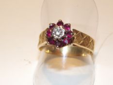 18ct yellow gold ring with 8 red stones surroundin